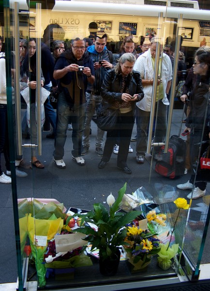 Mourners gather outside Apple Store, Sydney. [JAM Project]