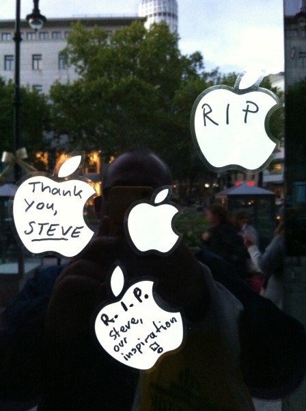 Close-up of notes on the unopened Berlin Apple Store, October 7, 2011.  [@jsaaby]