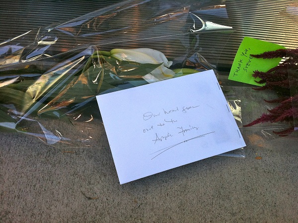 Cards express comfort to Apple employees and gratitude to Steve Jobs.   [Julio Ojeda-Zapata]