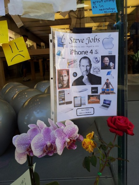 Mourners remember the products past and iPhone 4S to come, on Oct. 8, 2011. [Joe Wilcox]