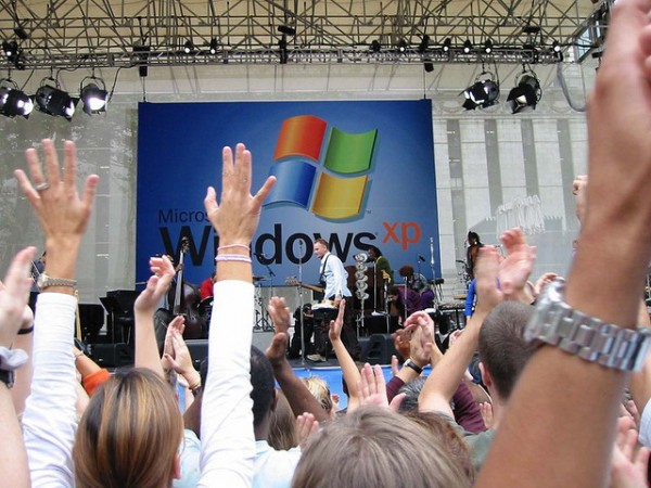 Sting performs in Bryant Park, as part of Windows XP launch festivities, Oct. 25, 2001. [Tammy Loh]