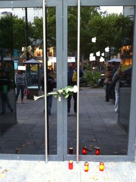 Future Apple Store in Berlin, with notes left and candles remembering Steve Jobs [@jsaaby]