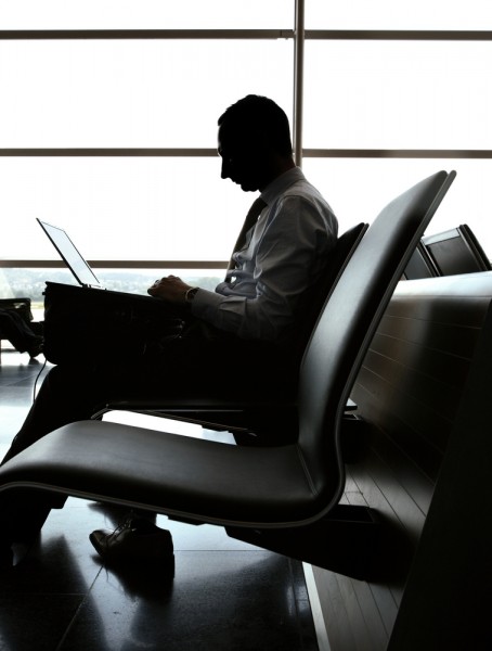 businessman-laptop-airport-454x600.jpg