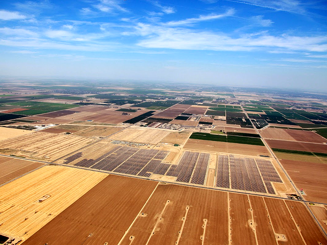 Google_solar_panels_on_oil_field_contentfullwidth