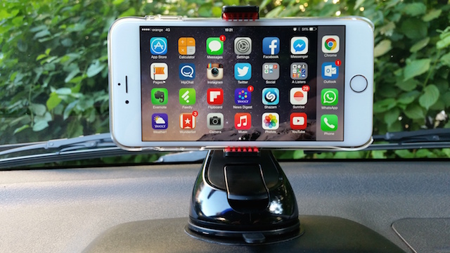 Montar Universal Car Mount with Apple iPhone 6 Plus mounted