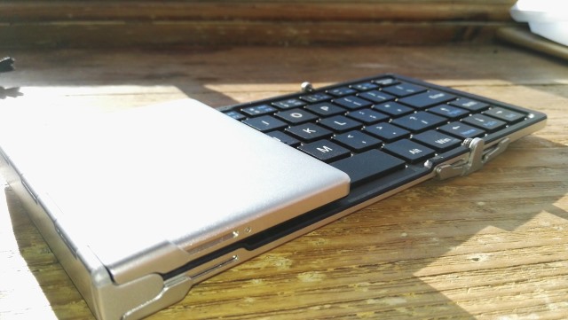 iclever_foldable_bluetooth_keyboard_half_open