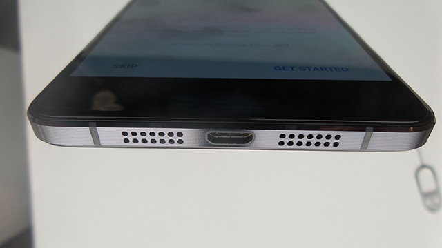 OnePlus X bottom edge