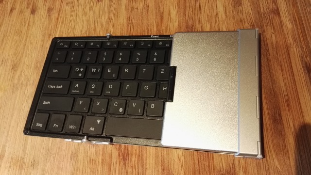 iclever_keyboard_half_folded