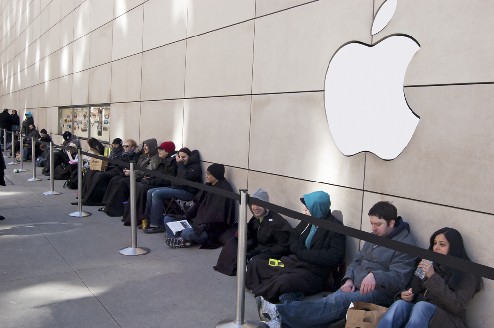 apple store customers line