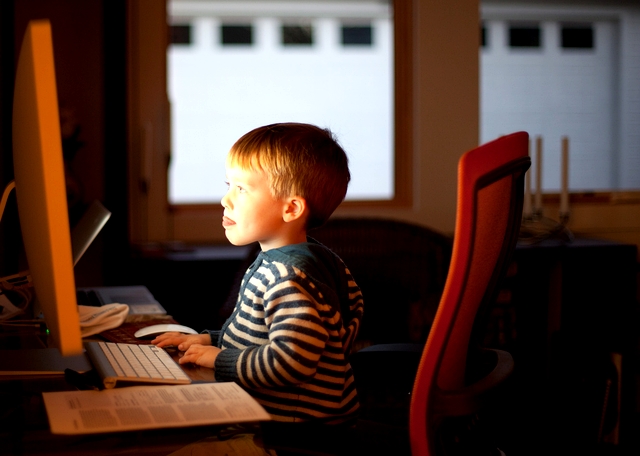 child_using_computer_contentfullwidth