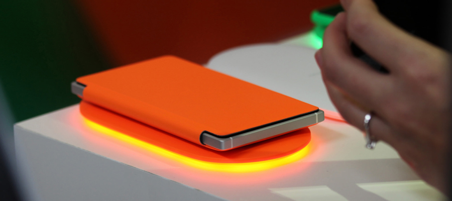 Lumia-830-charging-wirelessly