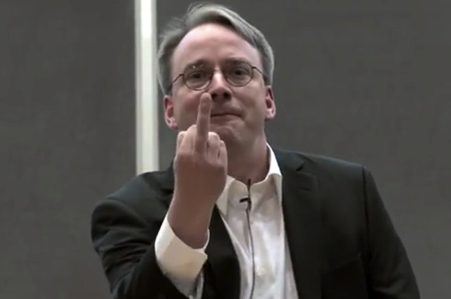 Torvalds mostrando o dedo médio