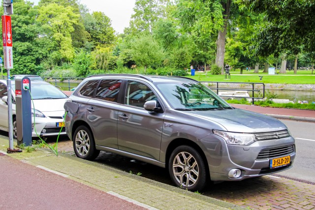 Mitsubishi Outlander P-HEV car charging