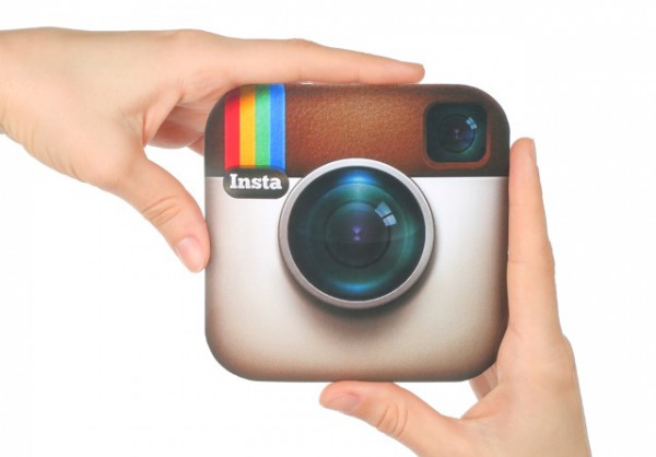 instgram-logo-two-hands