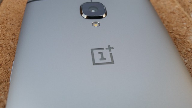 OnePlus 3 camera LED flash logo