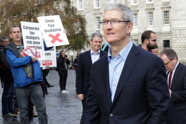 tim-cook-ireland-tax-protests