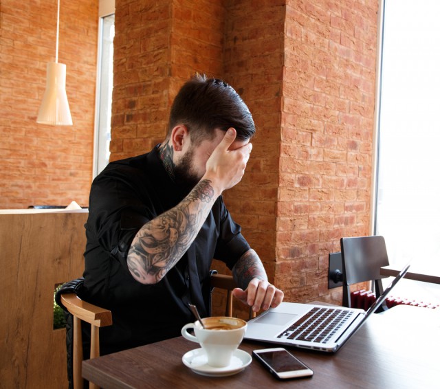 Face palm table coffee Apple MacBook