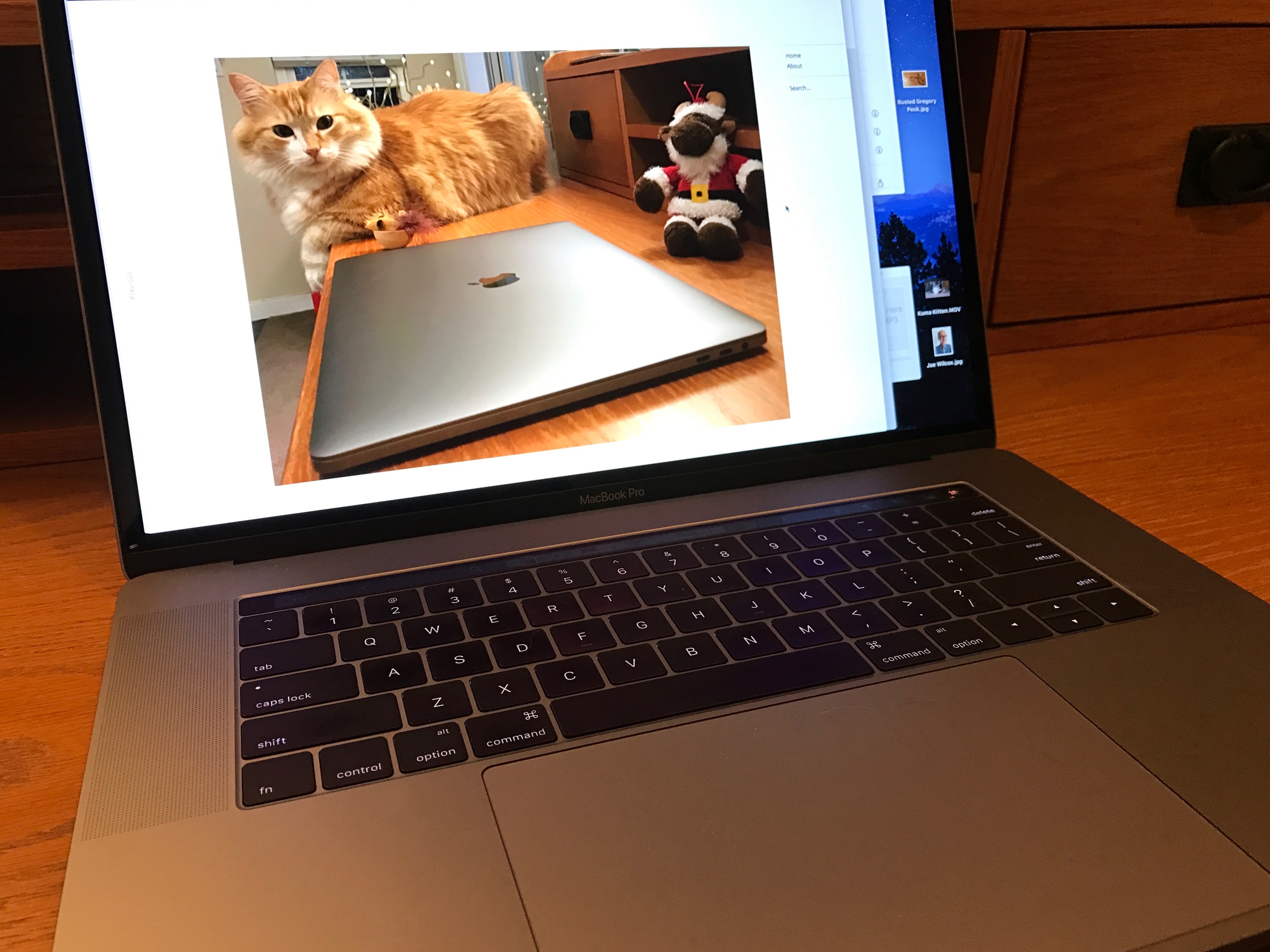 show desktop macbook pro touch bar