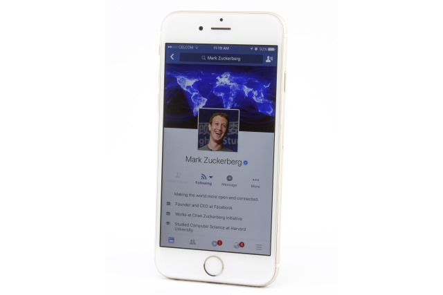 mark-zuckerberg-facebook-iphone