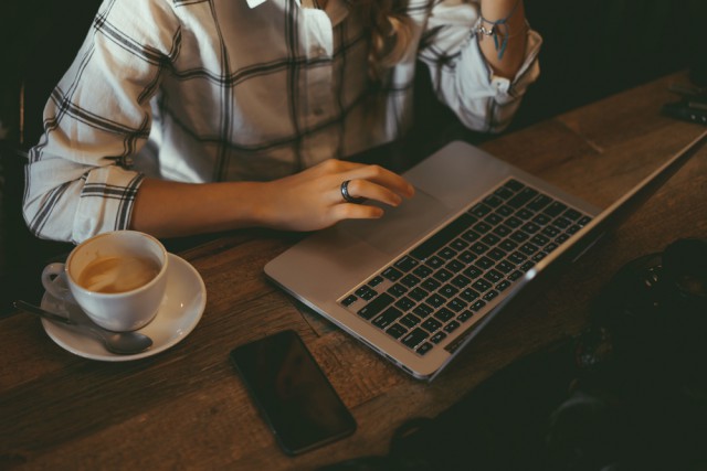 macbook coffee desk