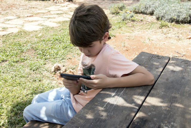 Child_Stare_Screen_Phone_Outside