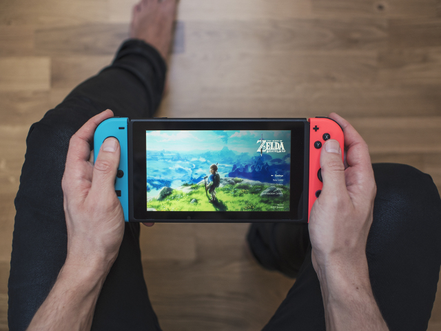 Nintendo_Switch_hands_Zelda