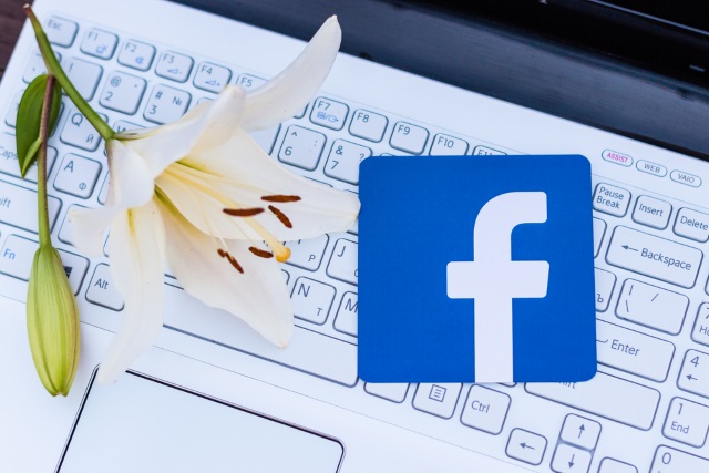 facebook-laptop-flower