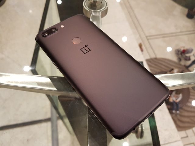 Oneplus 5t midnight black sale