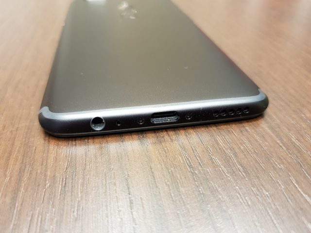 OnePlus 5T USB Type C 3.5mm audio headphone jack bottom ports