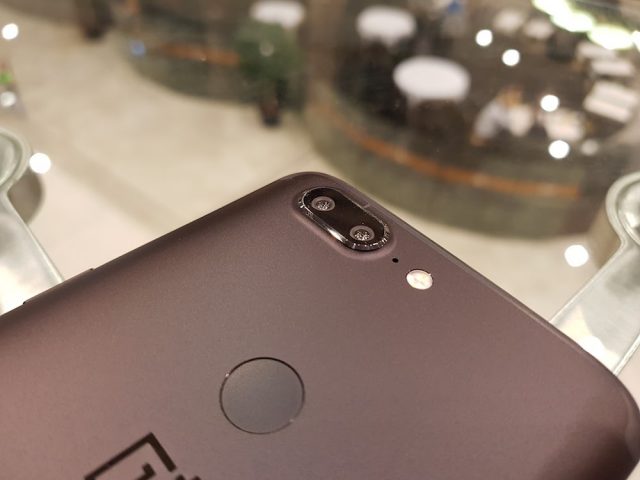 OnePlus 5T rear dual camera fingerprint sensor