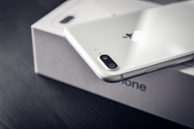 Silbernes iPhone 8 auf Box