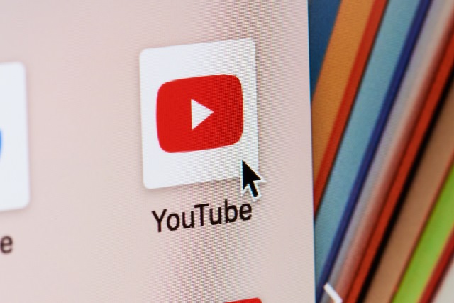 Cursor over YouTube icon