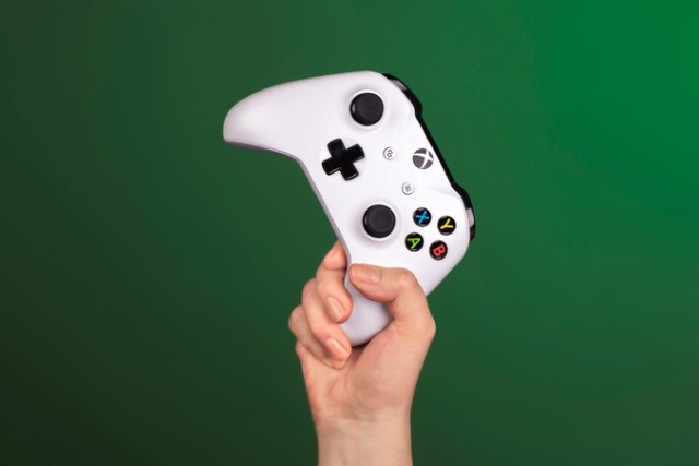 Hand, die einen Xbox One-Controller hält