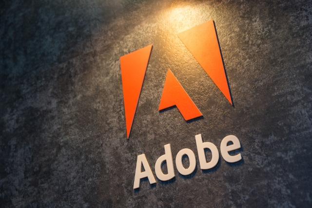 Adobe-Logo an der Wand