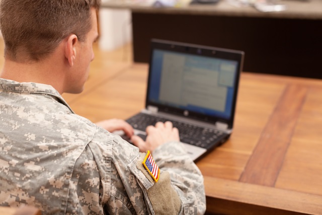 Soldat mit Laptop