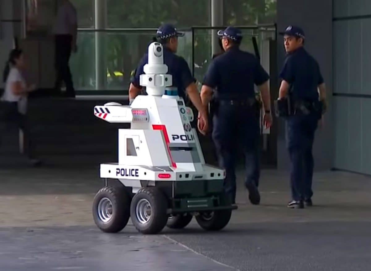 シンガポール空港で警察ロボットが常設巡回 - TECHTREND