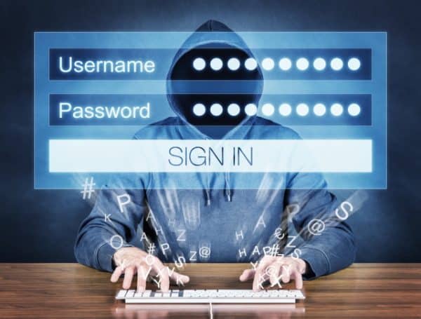 Hacker tippt Benutzername und Passwort ein