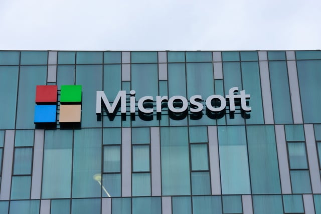 Microsoft-Schild am Glasgebäude
