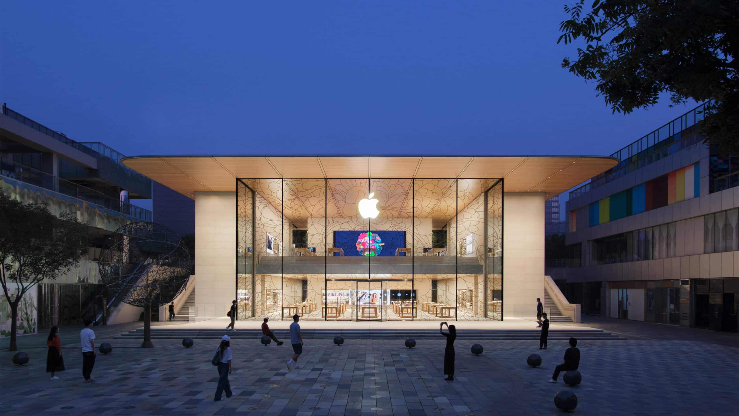 Apple is still making customers sit on wooden boxes for some reason