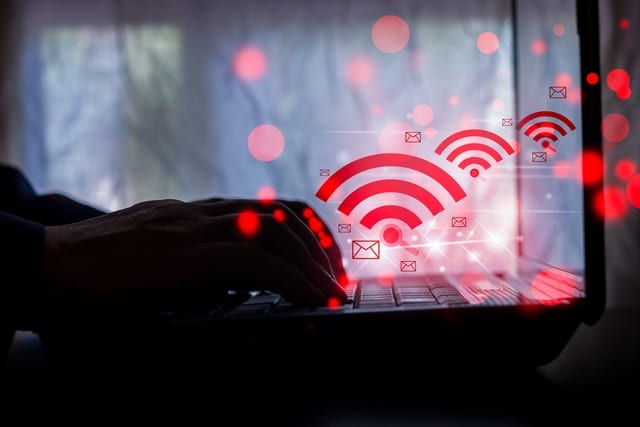 Laptop dengan logo Wi-Fi merah