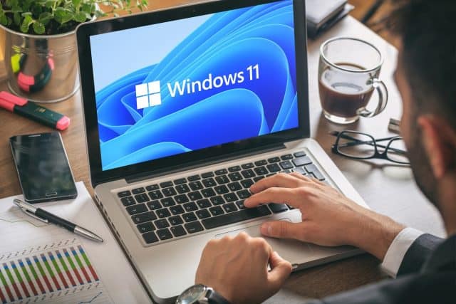 Pria menggunakan laptop Windows 11