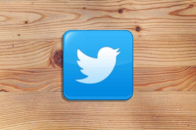 Logo Twitter dengan latar belakang kayu
