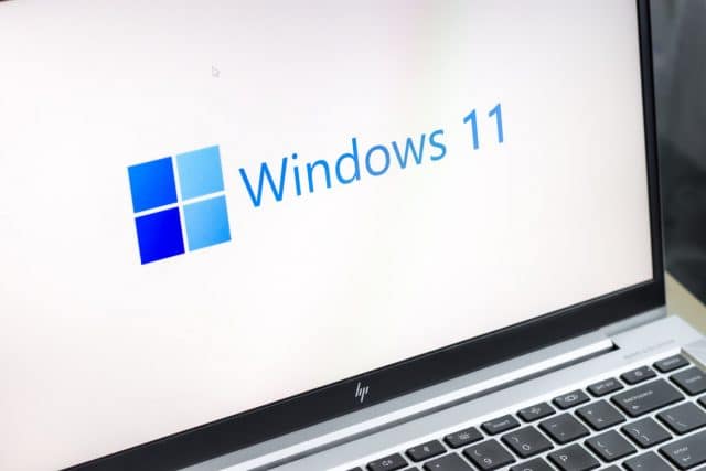Logo Windows 11 di layar laptop