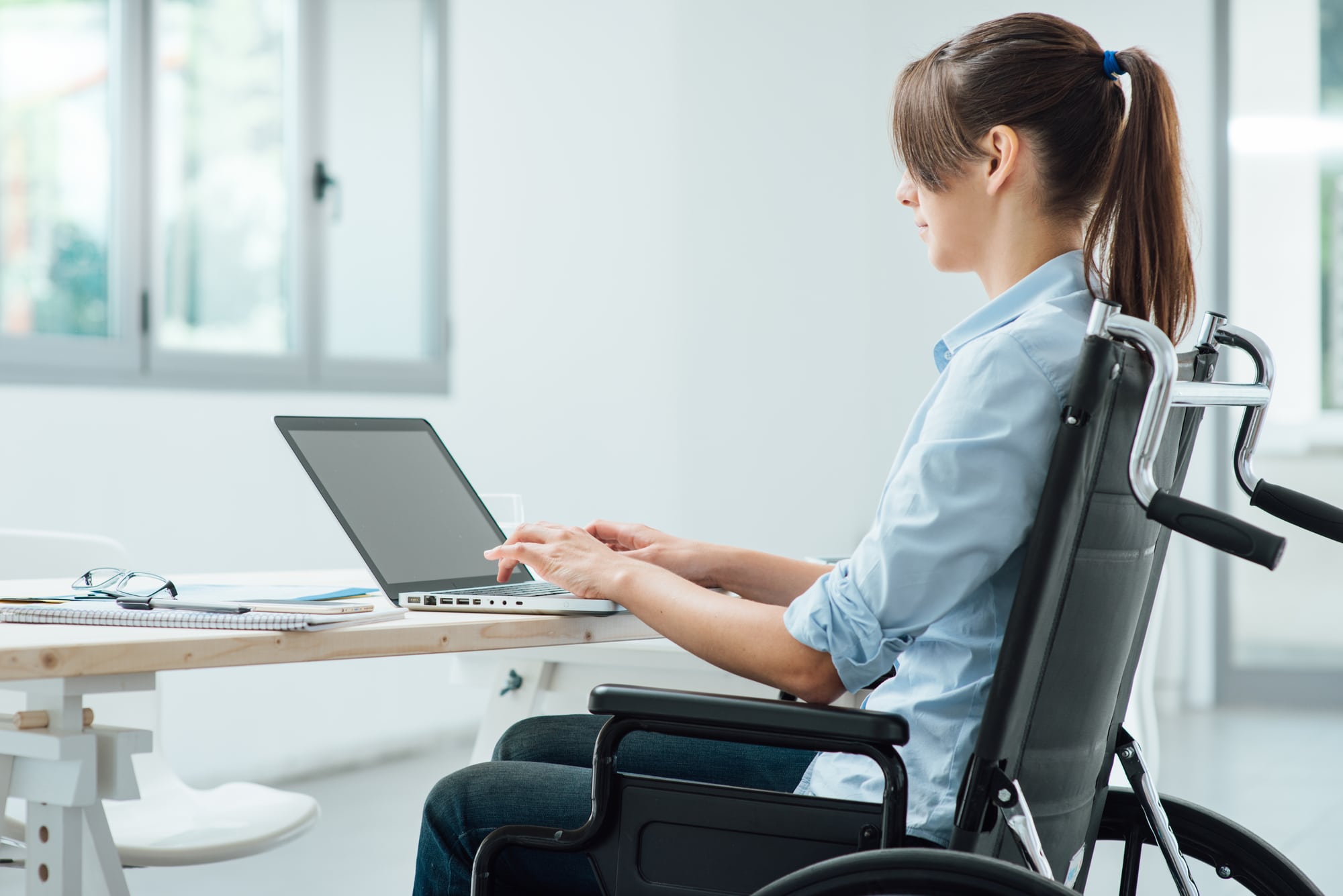 Заработок инвалид. Инвалид за компьютером. Компьютер для инвалидов. Инвалид с ноутбуком. Интернет для инвалидов.