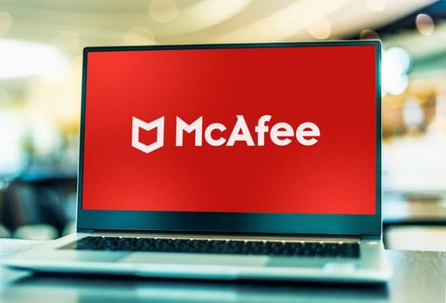 McAfee-Logo auf dem Laptop
