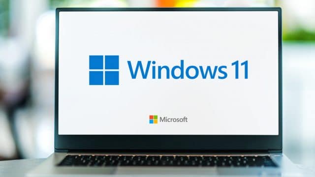 Portátil con logotipos de Windows 11 y Microsoft