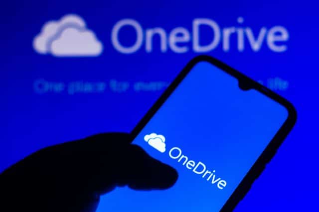 Logotipo de OneDrive con teléfono móvil en la parte superior