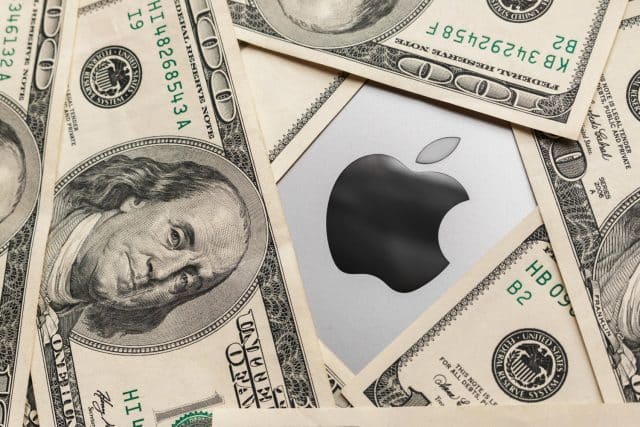 Logo Apple dikelilingi oleh uang kertas $100