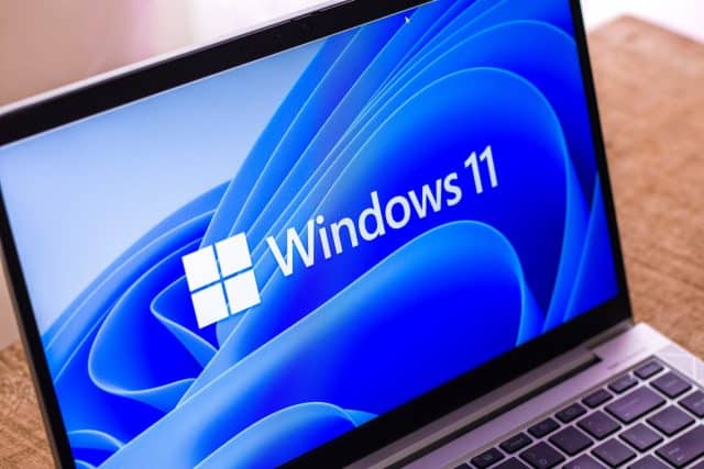 Laptop yang menjalankan Windows 11