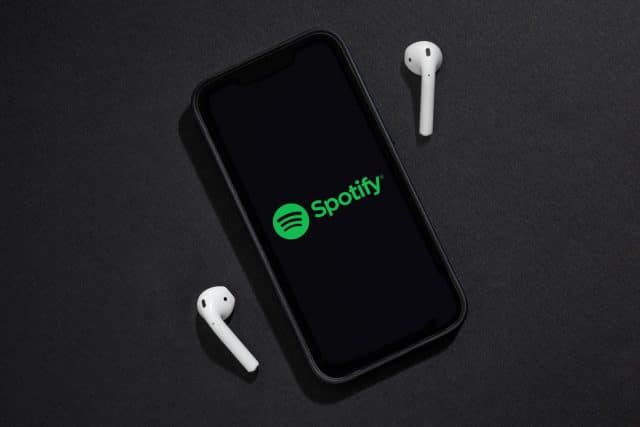Spotify en el móvil con auriculares